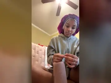 Ittybuttmyra  live sex cam