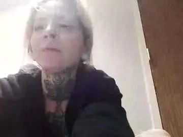 Bizzybambino  live sex cam