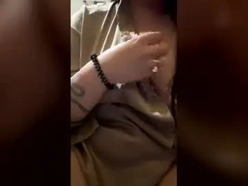 Lovelovelovelola  live sex cam