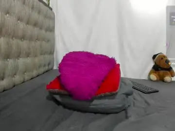 Emi_henao  live sex cam