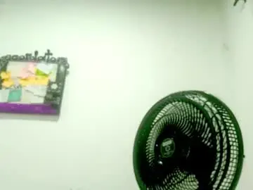 Petiteivoryqueen  live sex cam