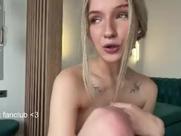 Vikkiiisecret  live sex cam