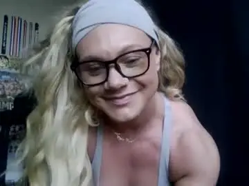 Musclemommytay  live sex cam