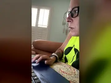 Mskelly69  live sex cam