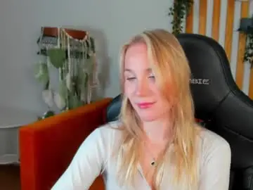 Elaravoltage  live sex cam