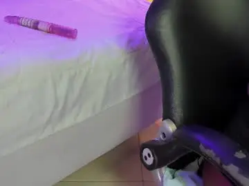 Naomy_makani  live sex cam