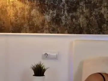 Brunette_babee  live sex cam