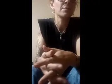 Luzz11  live sex cam