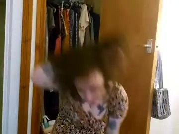 Sluttysuzie17  live sex cam