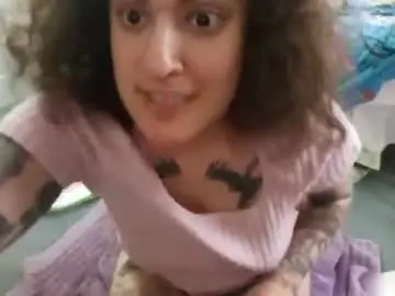Sluttysuzie17  live sex cam