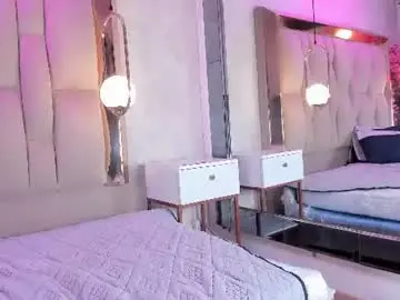 Nylamoretti1  live sex cam
