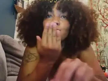 Honeyybee333  live sex cam