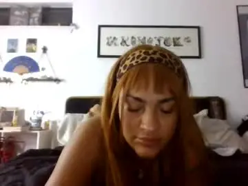Honeyybee333  live sex cam