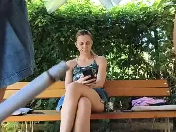 Hotfallinganna  live sex cam