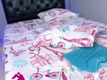 Pretty_moon22  live sex cam