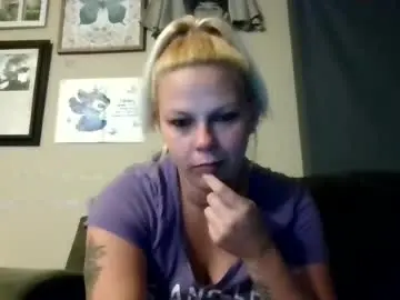 Beendoinit680  live sex cam
