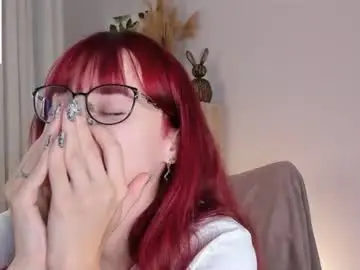 Feralmacaron  live sex cam