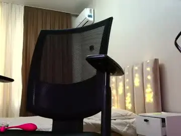 Cutiebee01  live sex cam