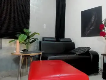 Lucia_oregon  live sex cam