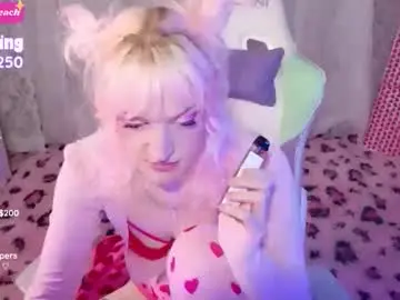Squeezypeach  live sex cam