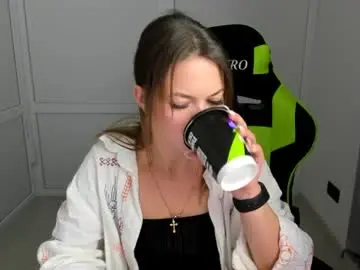 Midnightmira  live sex cam