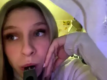 Mavisspinale  live sex cam