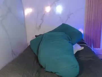 Mollyguns  live sex cam