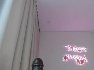 Krispyshot  live sex cam