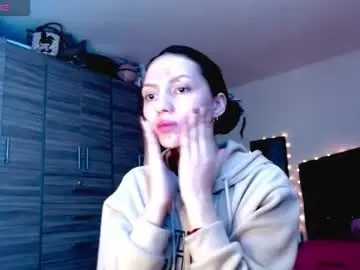 Holy_juli2  live sex cam