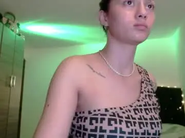 Holy_juli2  live sex cam