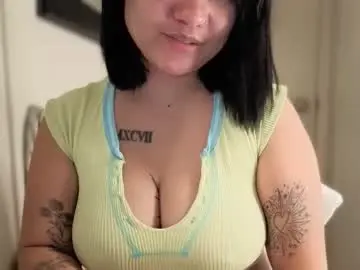 Momgoeswild  live sex cam