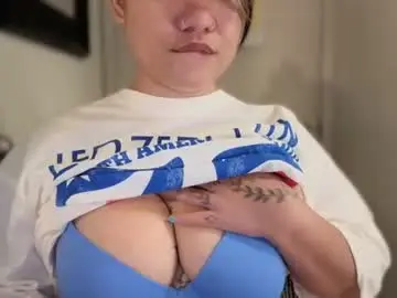 Momgoeswild  live sex cam