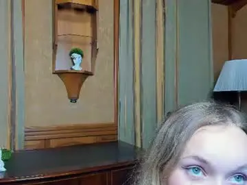 Rossiehendsbee  live sex cam