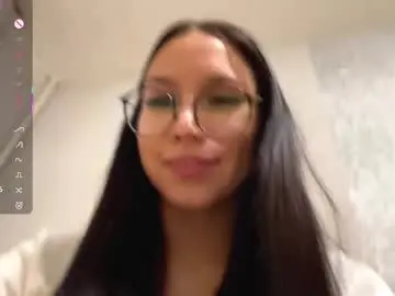 Meowgirlye  live sex cam