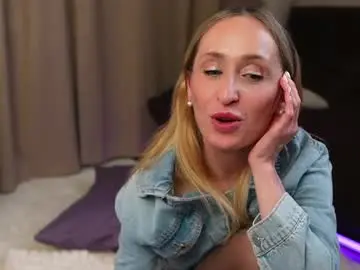 Ladyemelymoon  live sex cam
