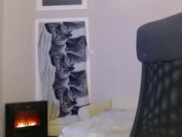 Amoremeoww  live sex cam