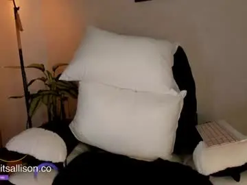 Itsaraa  live sex cam