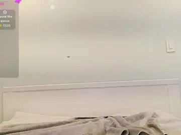 Honeybeedog  live sex cam