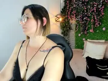 Sarahdeyvis  live sex cam