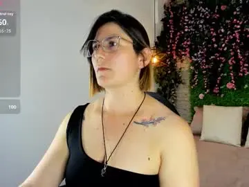 Sarahdeyvis  live sex cam