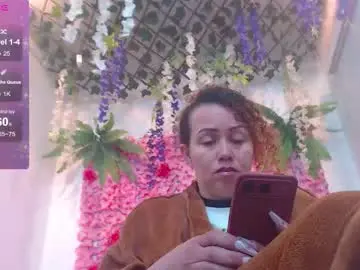 Blonde_squirt_  live sex cam