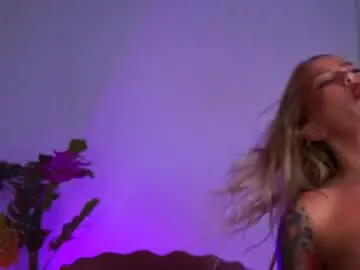 Redlaraa  live sex cam