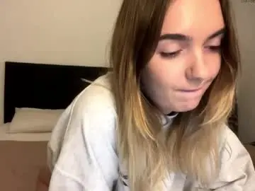 Roxysweetdream  live sex cam