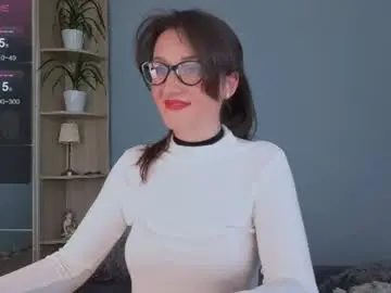 Goldencrystaal  live sex cam