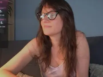 Goldencrystaal  live sex cam