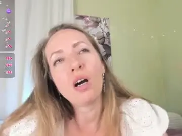 Melodyys  live sex cam