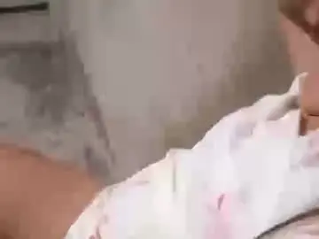 Hottiecum27  live sex cam
