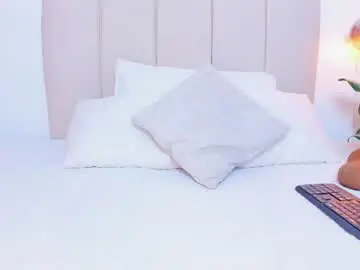 Kissmesara  live sex cam