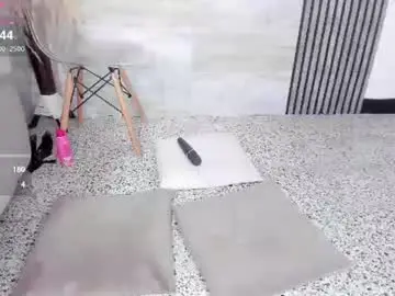 Tyra_pettite  live sex cam