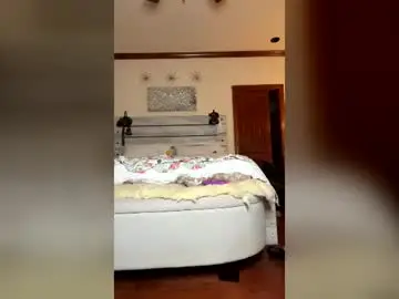 Dirtydaphniadeets  live sex cam